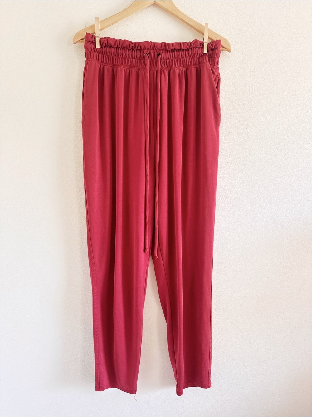 Fabletics Drawstring Jogger Pants in Wine medium
